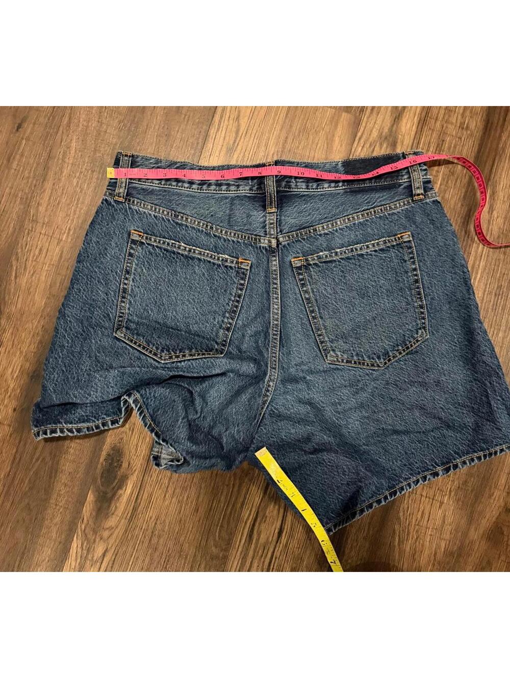 Worn Once Abercrombie & Fitch Studded Denim High Rise Loose Jean Shorts Size 30 - Picture 3 of 3